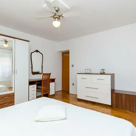 아파트 Apartman 1 *